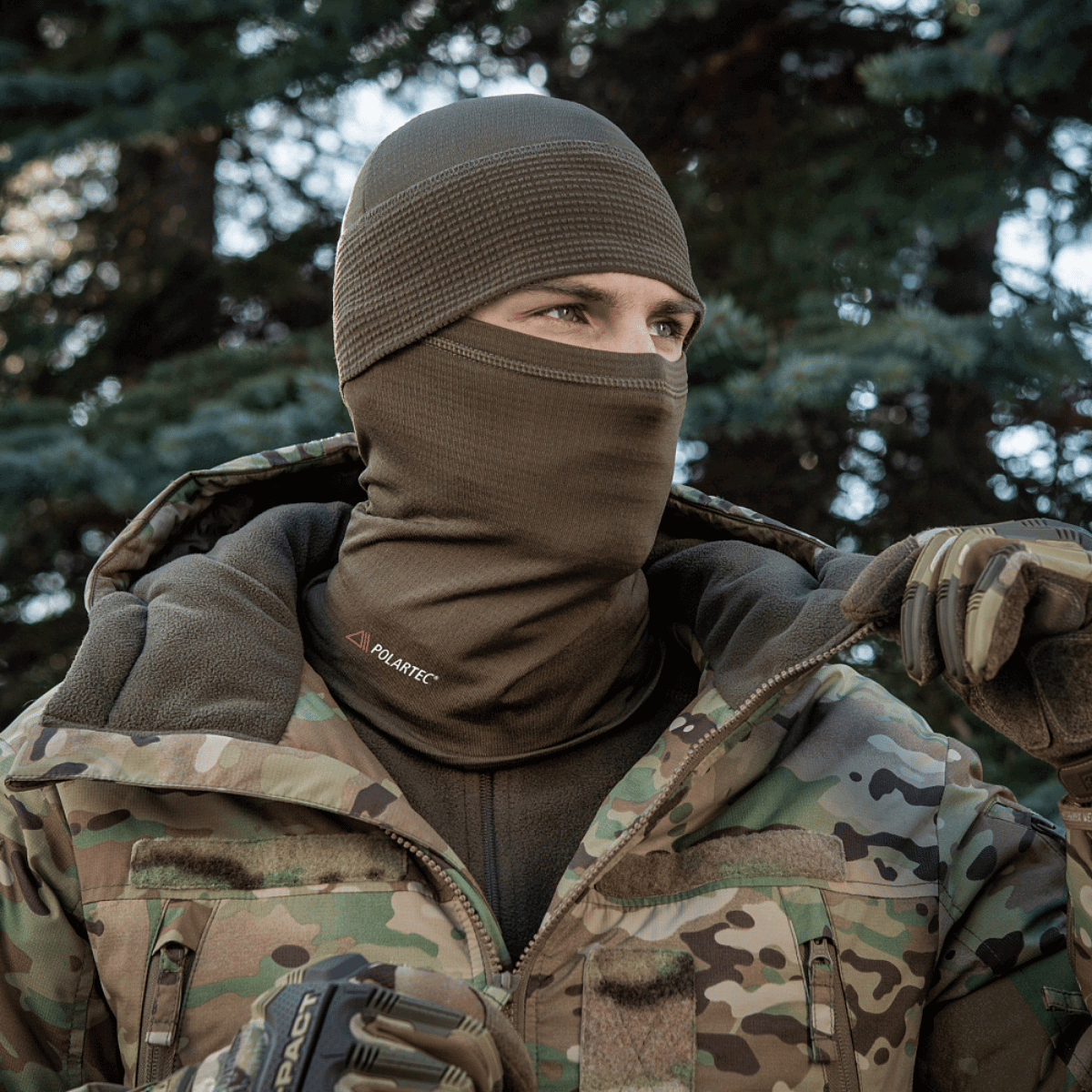 M-Tac Tube Scarf Polartec Power Grid i brug, holder kulden ude med stilfuldt design, ideel som halstørklæde eller ansigtsmaske.