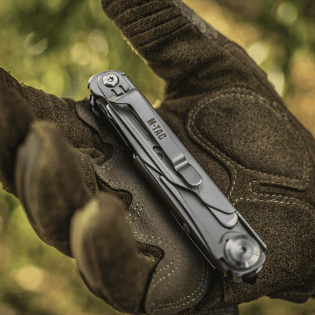 M-Tac Type 3 foldbar kniv (5-i-1) rustfritt stål i hansket hånd, perfekt for EDC med allsidige verktøy for daglig bruk og friluftsliv.