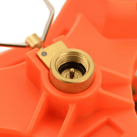 Nærbilde av M-Tac gassbrenner med kjele i oransje design, som viser gasskoblingen for presis varmefordeling under matlaging.