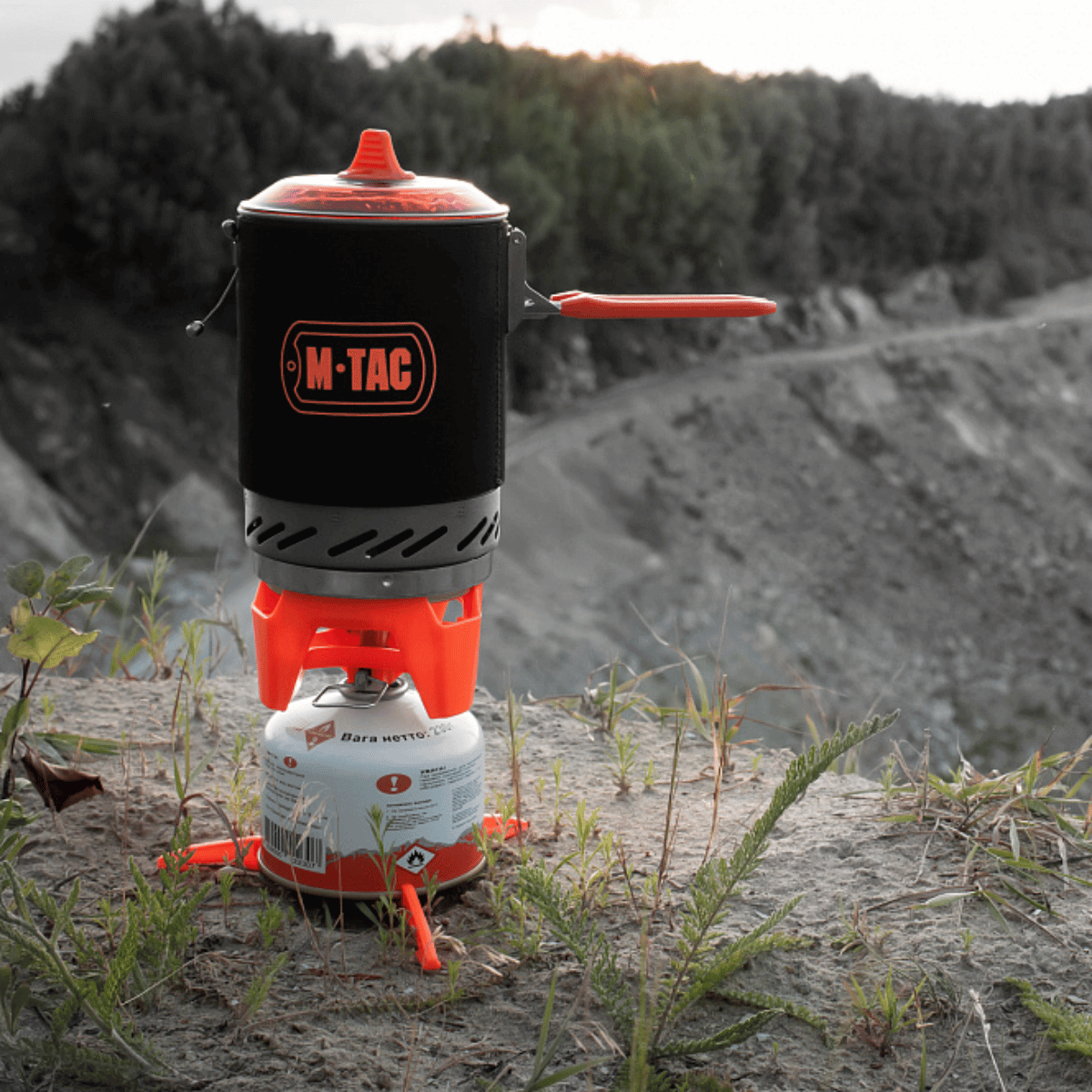 M-Tac Gasbrænder med Kedel kompakt madlavningssystem til friluftsliv, ideel til camping og jagt med piezo-tænder og gasregulator.