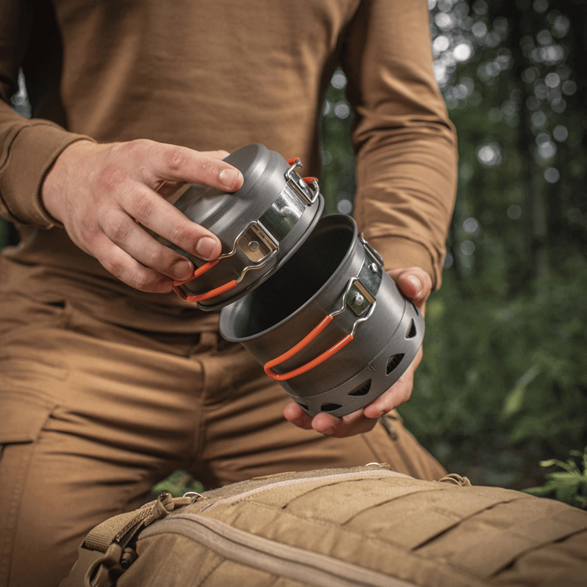 M-Tac Individuelt Kogesæt til Brænder i brug i naturen, kompakt og let design, ideelt til camping og friluftsliv.