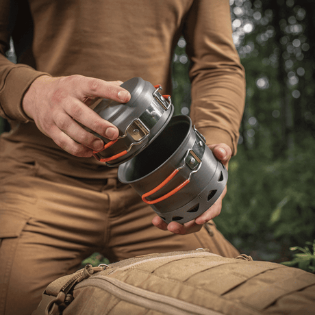 M-Tac enkelt kokesett til brenner i bruk ute i naturen, kompakt og lett design, ideelt for camping og friluftsliv.