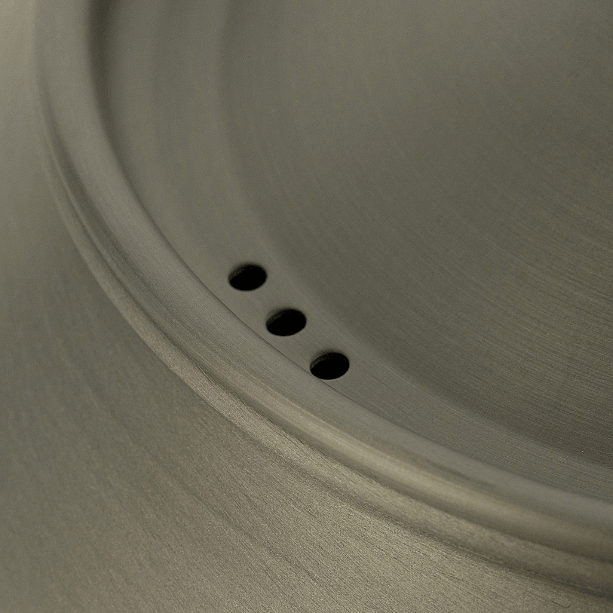 Nærbillede af M-Tac Kedel 1,2 L i anodiseret aluminium med små ventilationshuller, designet til camping og udendørs brug.