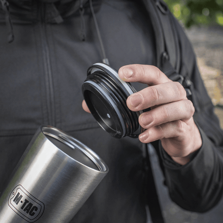 M-Tac termokopp 450 ml med ventil i rustfritt stål vist med lokket fjernet for å fremheve design og funksjon i praktisk bruk.
