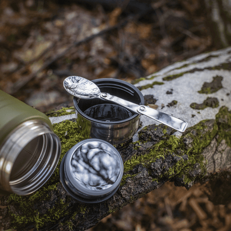M-Tac Termoflaske 750 ml med sammenleggbar skje i naturen, rustfritt stål-design med skje på tre, ideell for camping og utendørs bruk.