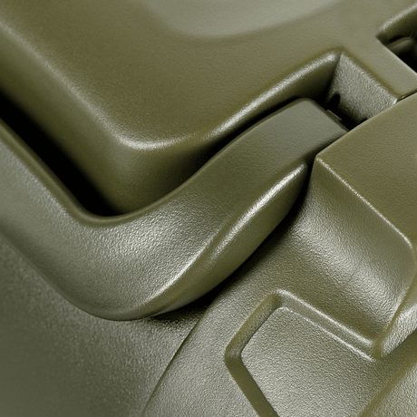 Nærbilde av M-Tac termoflaske 1,6 L i rustfritt stål med detaljert design av det holdbare lokket og skrulokket, laget i næringsmiddelgodkjent stål.