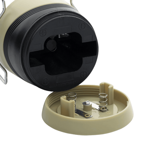Batterirom i M-Tac Outdoorlampe Mat - Klassisk LED Belysning, som viser plass til 4 batterier for effektiv og behagelig lysspredning.