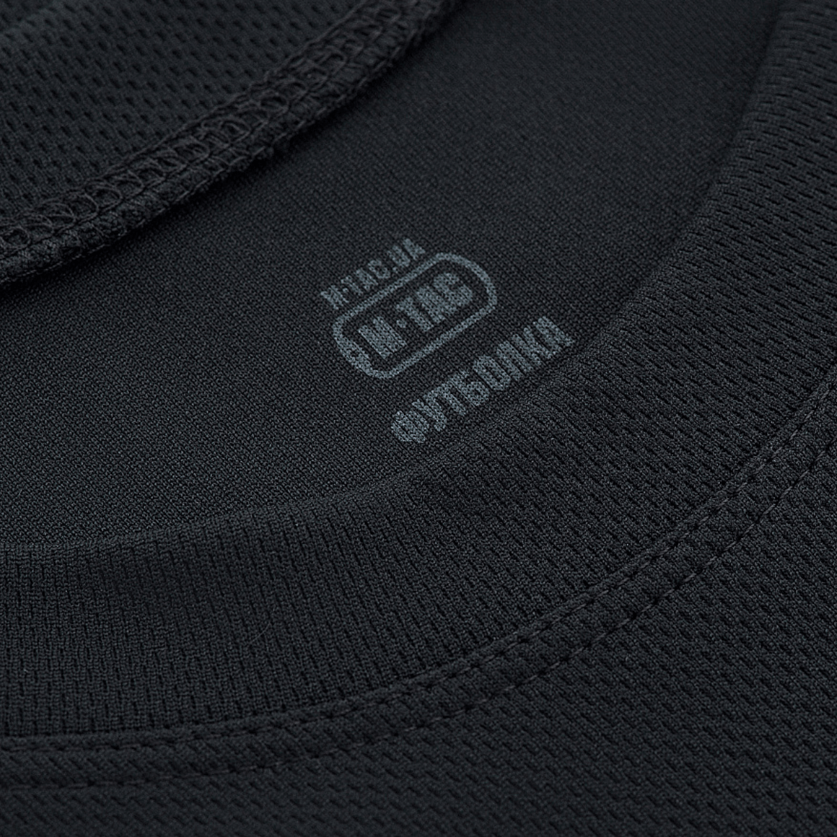 M-Tac Sweat-Wicking T-Shirt Gen.II viser logo og materiale i sort antistatisk polyester for komfort og hurtig tørring.