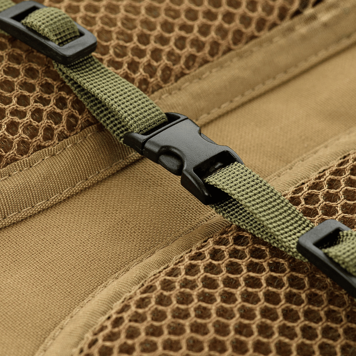 M-Tac Rygsækcover Large med vandafvisende PU-belægning og robust spænde til beskyttelse af rygsække mod regn og sne.