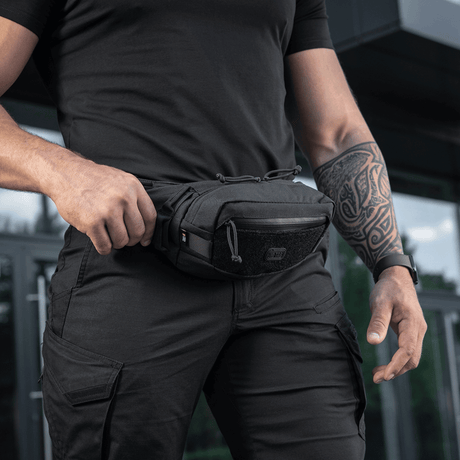 M-Tac Bæltetaske Gen.II på person, kompakt veske med glidelåser og justerbar rem, laget av holdbar 600D polyester for praktisk bruk.