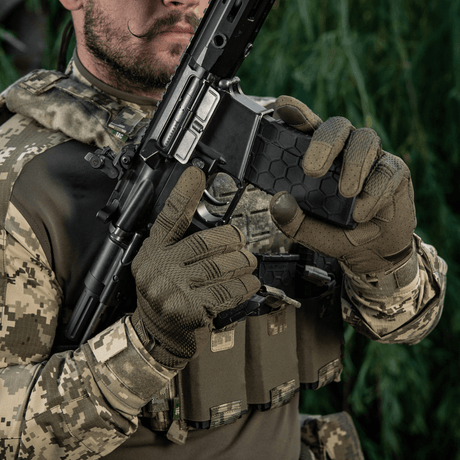 Soldat iført M-Tac Handsker A30 holder et gevær, viser mikrofiber og mesh design, ideelt til skydning og smartphone brug.