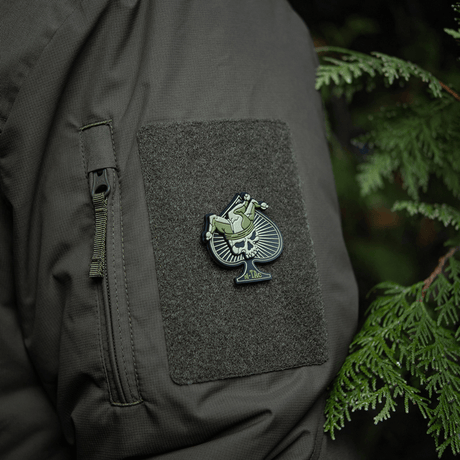 M-Tac Ace of Spades 3D PVC Patch på jakke, festet med velcro, ideell for militær og friluft.