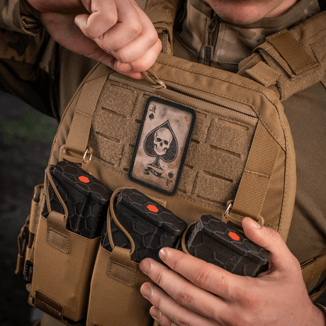 M-Tac Patch Ace of Spades - morale-patch med spar ess og skalle, vintage stil, montert på taktisk utstyr, laget av Cordura 500D.