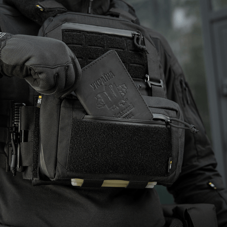 M-Tac Admin Pouch Large Elite Gen.II i bruk med pass i frontlomme, viser robusthet og praktisk design for personlige eiendeler.