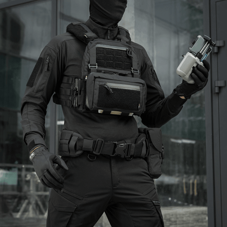 M-Tac Admin Pouch Large Elite Gen.II montert på taktisk vest i urbant miljø.