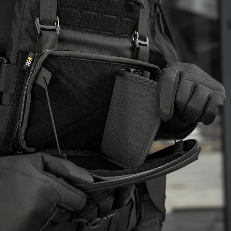 Person åpner M-Tac Admin Pouch Large Elite Gen.II med ett stort rom for oppbevaring av utstyr, laget av robust Cordura 500D.