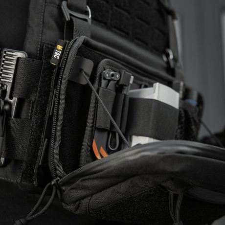 M-Tac Admin Pouch Large Elite Gen.II åpen med ulike oppbevarte gjenstander, laget av Cordura 500D med AquaGuard-glidelås og Velcro.
