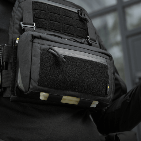 M-Tac Admin Pouch Large Elite Gen.II montert på ryggsekk, laget av Cordura 500D med AquaGuard-glidelås og Velcro-panel for patches.