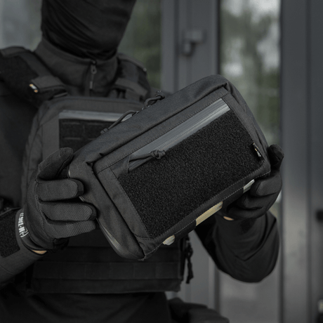 Person holder M-Tac Admin Pouch Large Elite Gen.II, designet for effektiv oppbevaring med robuste materialer og modulære tilbehørsmuligheter.