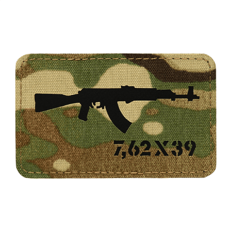 M-Tac AKM 7,62x39 Laser Cut-patch med camouflagebakgrunn og AKM-symbol, for taktisk bruk med Velcro-festning, slitesterkt Cordura 500D-materiale.