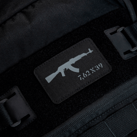 M-Tac AKM 7,62x39 Laser Cut-patch festet på svart ryggsekk, laget av Cordura 500D, holdbar med Velcro-krok, taktisk design for friluftsliv.