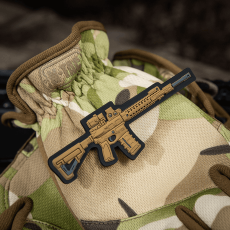 M-Tac AR-15 3D PVC-patch festet på camo-ryggsekk, taktisk moralepatch for AR-15-entusiaster, PVC-materiale, slitesterk og holdbar.
