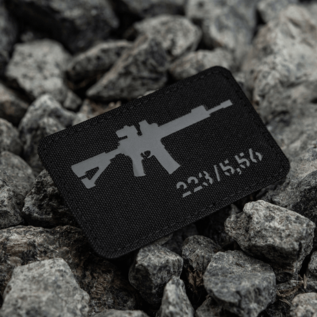 M-Tac AR-15 223/5,56 Laser Cut-patch med Velcro-festning, Cordura 500D-materiale, designet for taktisk bruk, plassert på steiner.
