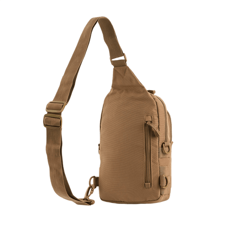Brun M-Tac Assistant-taske med justerbar stropp og MOLLE-paneler til praktisk daglig bruk.