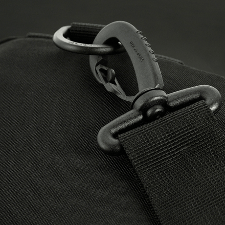 Nærbilde av justerbar stropp på M-Tac Assistant-taske med robust spenne og MOLLE-paneler, designet for fleksibel skulderbruk.