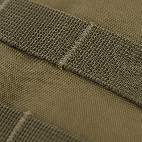 Nærbilde av MOLLE-panel på M-Tac Assistant-taske, kompakt ryggsekk i 600D-materiale for daglig bruk. Justerbar stropp.