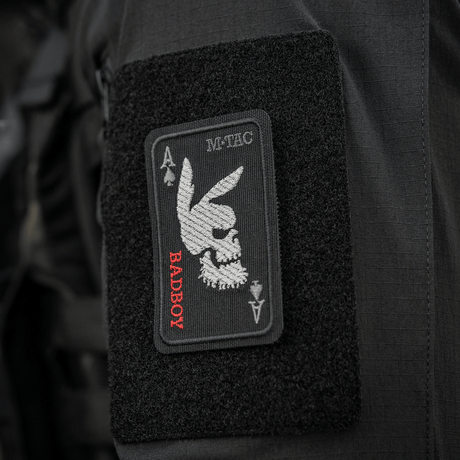 M-Tac Patch Bad Boy (broderi) på klær med brodert kaninkranium og ace of spades-motiv, montert med Velcro, symboliserer frihet og mot.