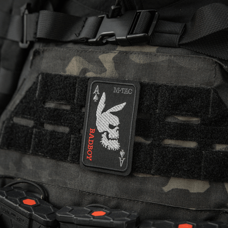 M-Tac Patch Bad Boy (broderi) med Ace of Spades og kaninhodeskalle, symbol på mot og humor, festet med Velcro, 8x5 cm Cordura 500D.