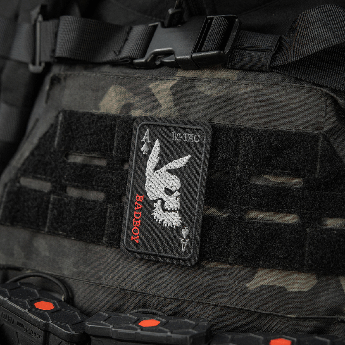 M-Tac Patch Bad Boy (Broderi) med Ace of Spades og kaninske kranium, symbol på mod og humor, fastgjort med Velcro, 8x5 cm Cordura 500D.
