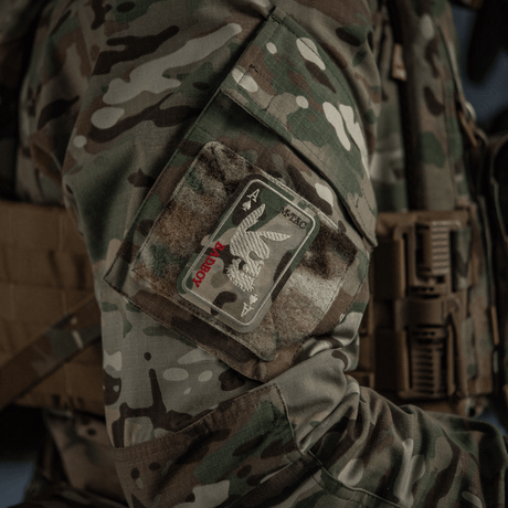 M-Tac Patch Bad Boy (broderi) på camojakke med ace of spades-motiv, kaninsk kranium. Brodert på Cordura 500D, Velcro-feste.