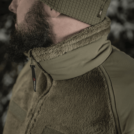 M-Tac Battle Fleece Polartec Jakke på person nærbillede, viser kraven og detaljer, ideel til militær og politibrug.