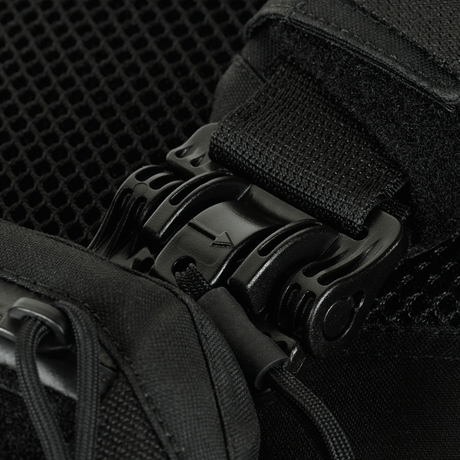 Nærbilde av M-Tac Plate Carrier Cuirass FAST QRS Gen.II med ROC-hurtiglås på skulderstropp. Cordura 500D.