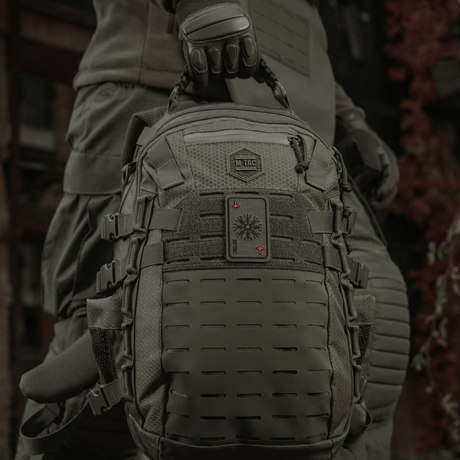 M-Tac Patch Kort Helm of Horror (broderi) festet til ryggsekk i robuste materialer. Historisk vikingesymbol for styrke og seier, Ægishjálmur.