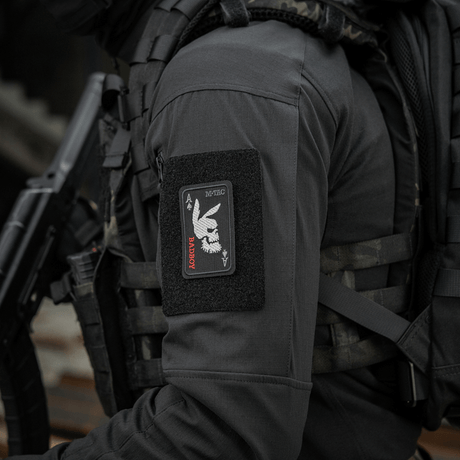 M-Tac Patch Bad Boy (broderi) med ace of spades-brodert design, symboliserer karisma og mot, festet på svart jakke med Velcro.