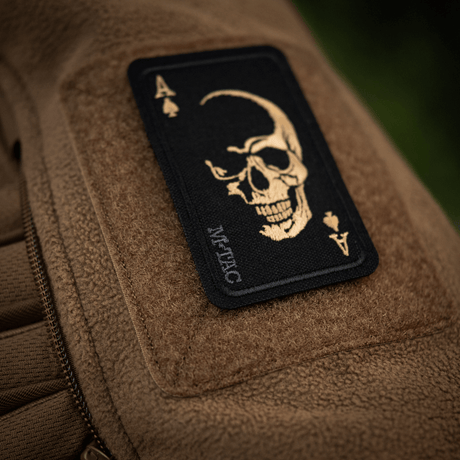 M-Tac Patch Face of War (broderi) med kranium på ace of spades, brodert på Cordura 500D, festes med Velcro, 8.5 x 5.2 cm.