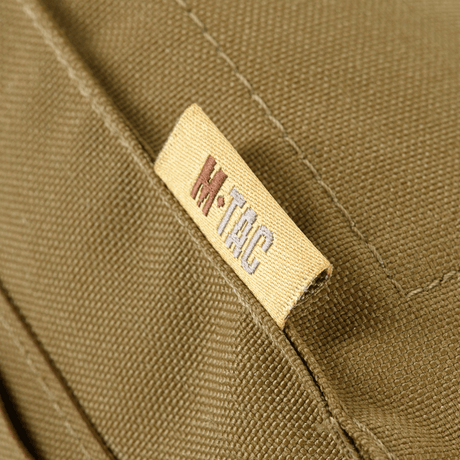Detaljbilde av M-Tac Pouch til M249 Cartridge Box Closed med M-Tac-logo på Cordura 500D-materiale i brun.