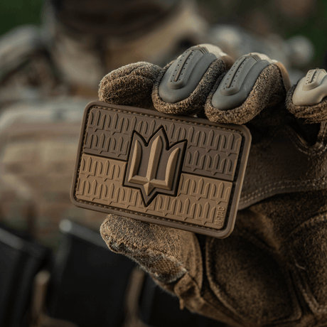 M-Tac patch Ukraine Flag med ZSU Trident PVC, holdt av en person, viser den ukrainske hærs stolthet og nasjonale arv i 3D-design