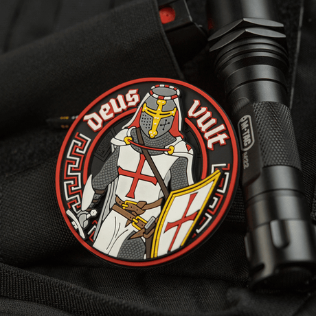 M-Tac Deus Vult 3D PVC-patch med tempelriddermotiv, ideell for militær, airsoft og utendørsaktiviteter. Velcro-festning inkludert.