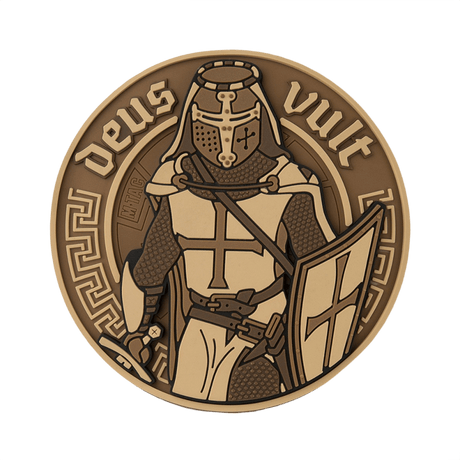 M-Tac Deus Vult 3D PVC-patch i brun med riddermotiv og teksten 'Deus Vult' i 3D-design, ideell for militær og utendørs bruk.