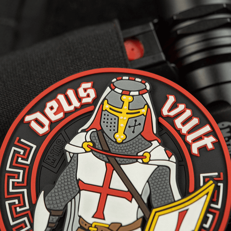 M-Tac Deus Vult 3D PVC-patch med riddermotiv og teksten 'Deus Vult', festet med Velcro på taktisk utstyr. Diameter: 80 mm.