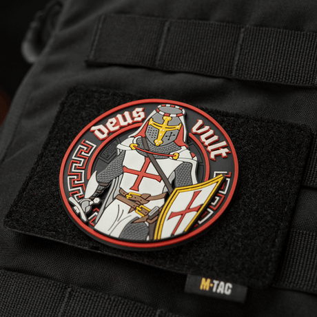 M-Tac Deus Vult 3D PVC-patch på en svart veske, viser en ridder med teksten 'Deus Vult', festet med Velcro. Ideell for outdoor-bruk.