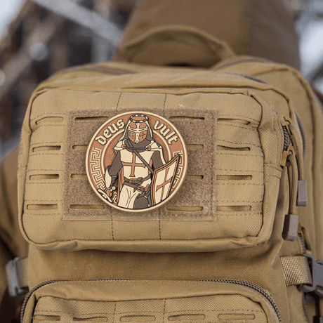 M-Tac Deus Vult 3D PVC-patch festet på ryggsekk med Velcro, viser 3D-design og teksten 'Deus Vult', ideell for militær og airsoft.