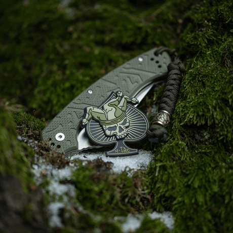 M-Tac Ace of Spades 3D PVC Patch på grønn bakgrunn, perfekt for militært og friluftsutstyr som klær, ryggsekker og hjelmer. Taktisk design.