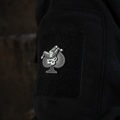 M-Tac Ace of Spades 3D PVC-patch festet på svart jakke med Velcro, taktisk moralepatch for militær og friluftsaktiviteter.