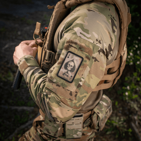 M-Tac Patch Ace of Spades morale-patch med skalle, montert på uniform, fremhever kampånd og stil. Cordura 500D, 87x54 mm, velcro.