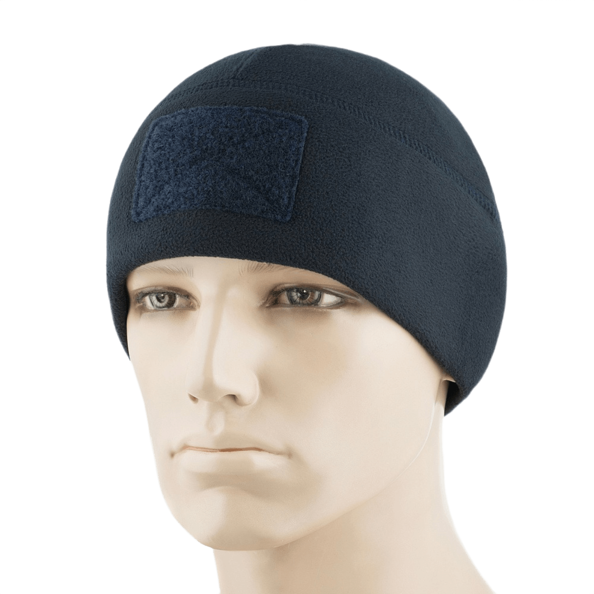 M-Tac Fleece Tactical Watch Cap Beanie m. Patch Panel på mannequin, fleecehue til koldt vejr med panel til patches, let og hurtigtørrende.